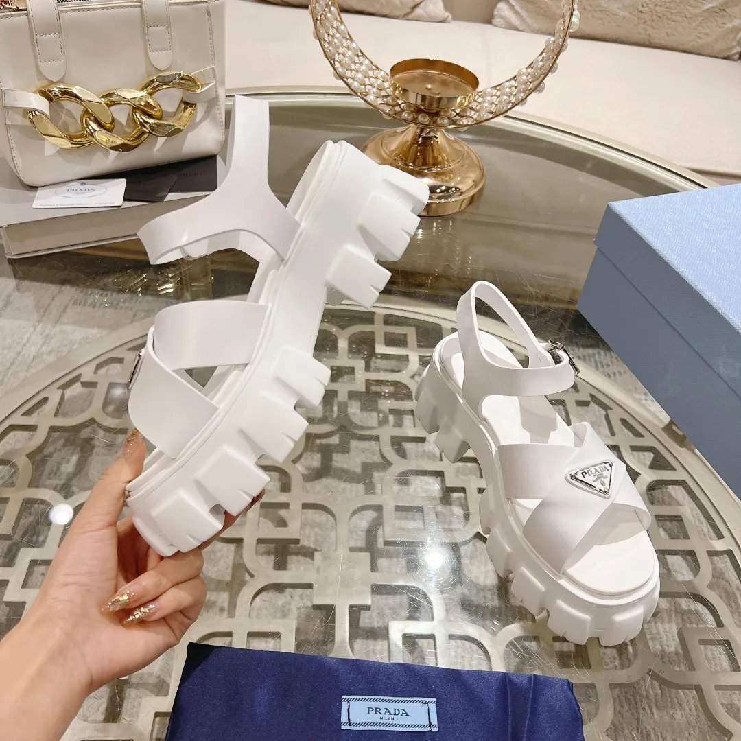 👟👟Ex-factory price 440👟👟 Prada's new spring and summer sawtooth Roman thick-soled rubber sandals, retro, fashionable and avant-garde gear teeth 55mm, thick-soled soles with rubber uppers, making the whole pair of shoes light and comfortable, bright colors, satisfying a variety of choices for fashionable people with different styles! The iconic metal triangle logo is paired with the shape of ancient beach sandals. Every design element is fashionable! Code number 35-40